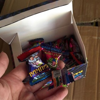 1 hộp kẹo cao su hình mặt quỷ (50c )