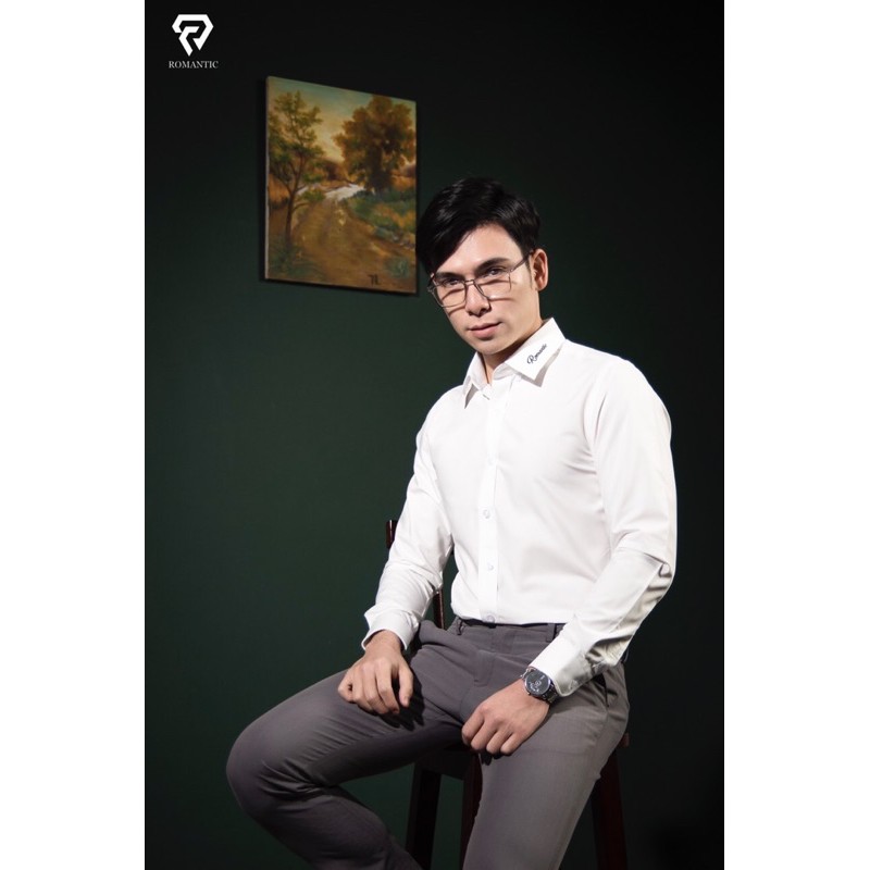 ÁO SƠ MI NAM DÀI TAY MÀU TRẮNG THÊU CHỮ CÁCH ĐIỆU TRÊN LÁ CỔ SMD 1009_ROMANTIC MENWEAR