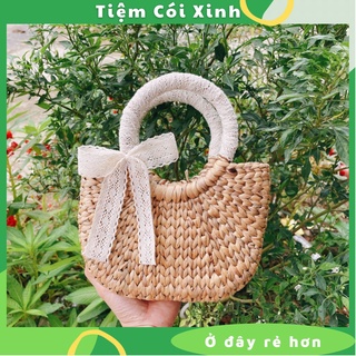 Túi xách cói mini quấn quai nơ ren lục bình làm đạo cụ chụp ảnh dễ thương cho mẹ và bé