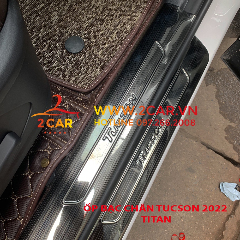 Ốp bậc chân trong, ngoài xe HYUNDAI TUCSON 2022- 2023 chất liệu Titan chữ dập nổi cao cấp