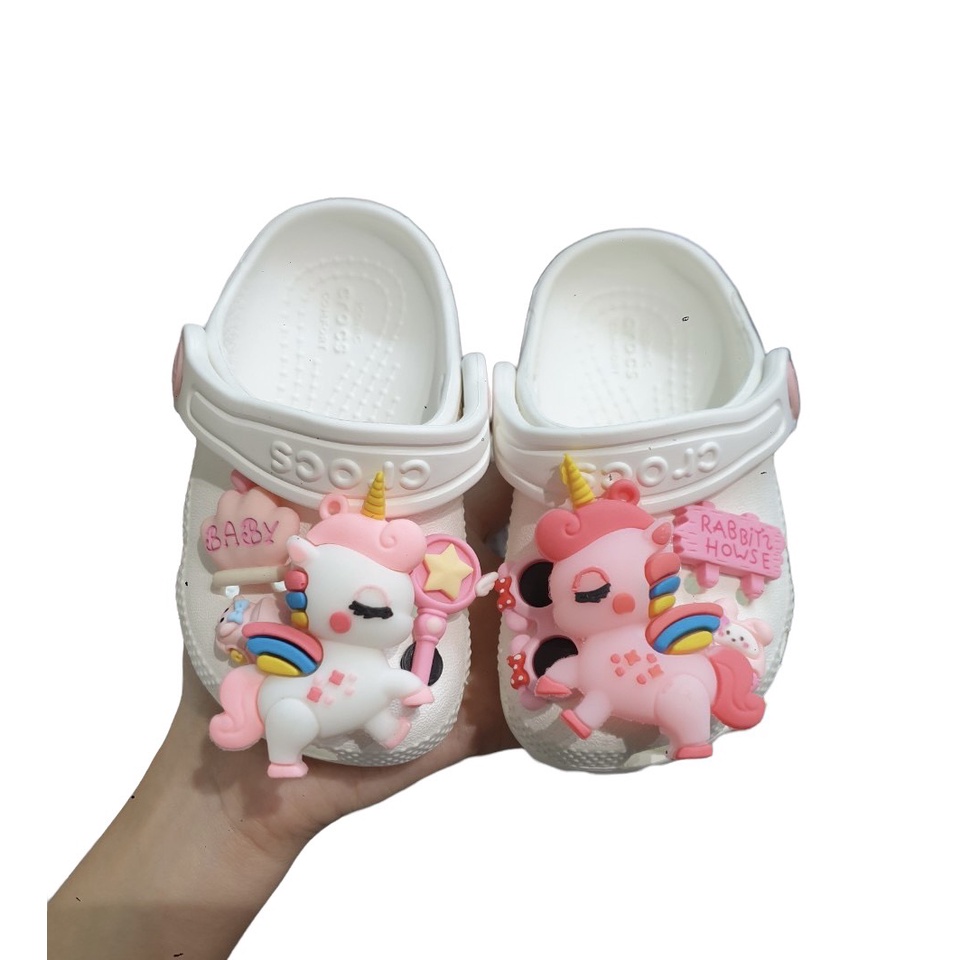 Sục cross cá sấu trắng full charm 2 to và 8 đến 10 charm nhỏ tùy size cho bé hàng xuất dư có lỗi nho ko đáng kể