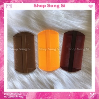 Lược nhựa chải chí.