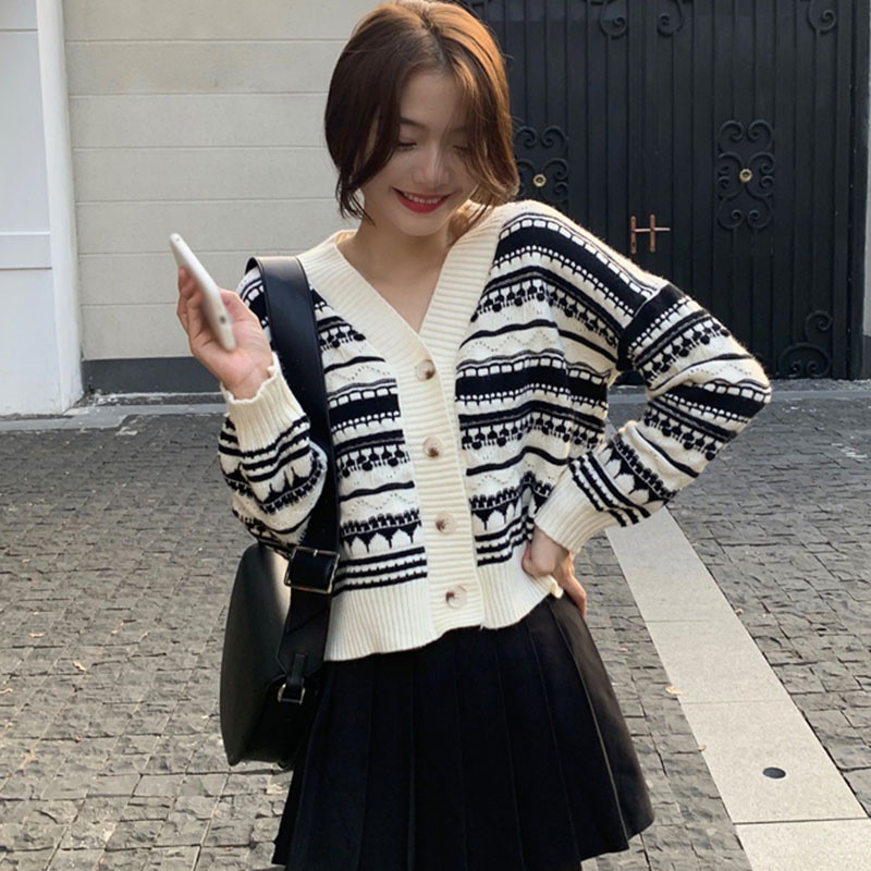 Áo Cardigan Chất Liệu Dệt Kim Tay Dài Cổ Chữ V Họa Tiết Kẻ Sọc Phối Nút Dễ Thương Cho Nữ
