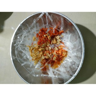 Bánh tráng trộn kèm sốt