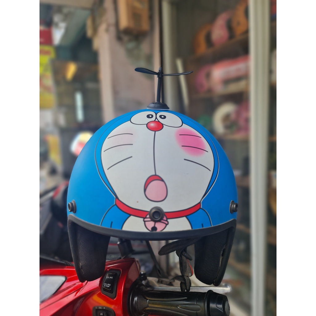 Chong chóng tre gắn nón bảo hiểm