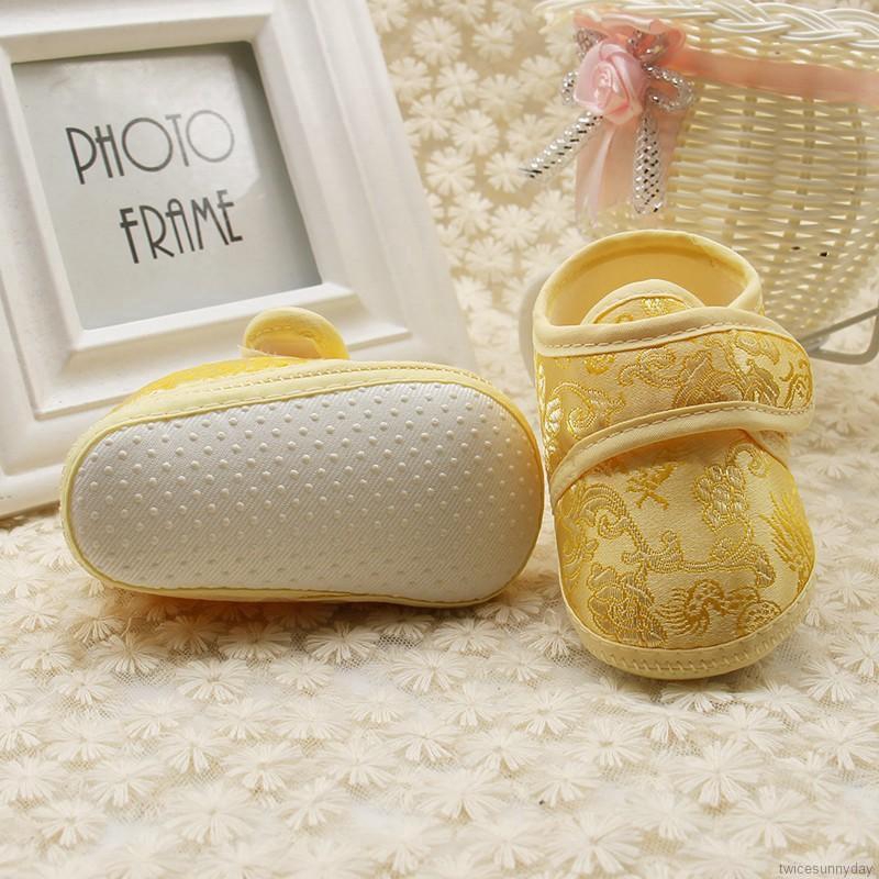 Giày cotton mềm mại thêu hoa đáng yêu dành cho các bé