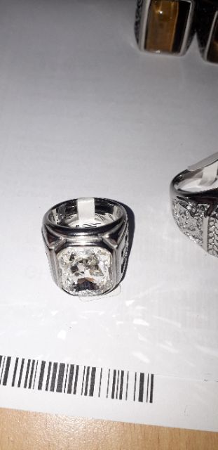 Chiếc nhẫn inox trắng có đính hạt đá vuông rất đẹp