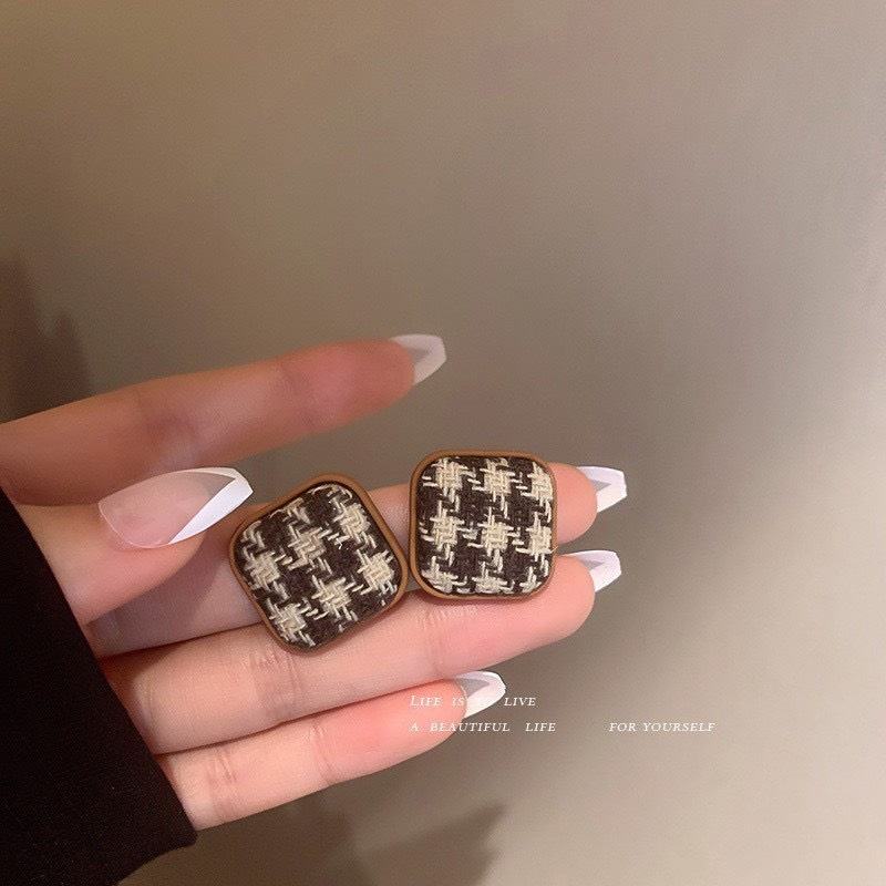 Bông Tai Trắng Đen Sang Trọng Quý Phái Phong Cách Hàn Quốc Dobi B1