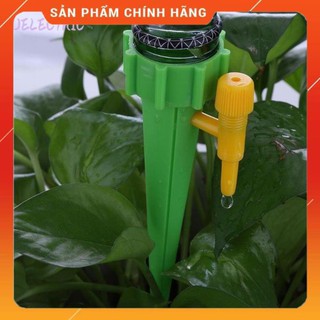 Bộ 10 que cắm tưới nhỏ giọt tự động gắn vào chai nước.