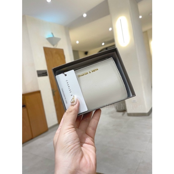 Ví nữ cầm tay đẹp,ví đựng tiền nhiều ngăn cao cấp. Full hộp đầy đủ.