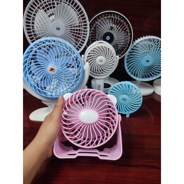 Quạt tích điện gấp gọn . quạt xoay 360 độ , quay để bàn có đèn , pin sử dụng 4h đến 8h
