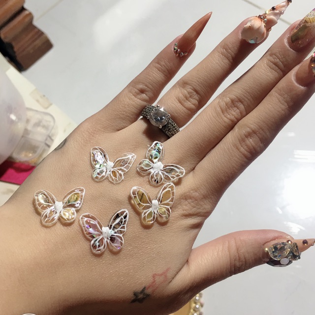 Bướm bột đính móng