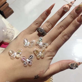 Bướm bột đính móng