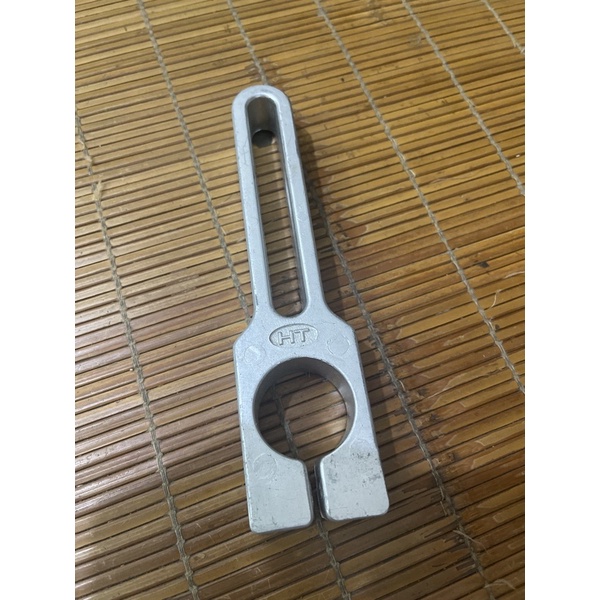 Tay kẹp nhôm giữ xi lanh 32 kẹp phôi