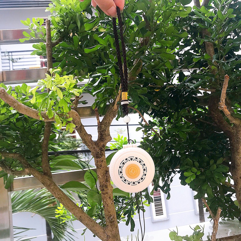 Máy nghe kinh hình tròn màu trắng có tâm vàng họa tiết hình hoa sen kèm dây có thể treo lên người