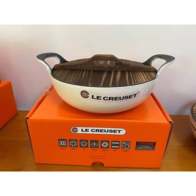 Nồi Le Creuset - thương hiệu Pháp gang tráng men cao cấp nắp gỗ đường kính 24cm