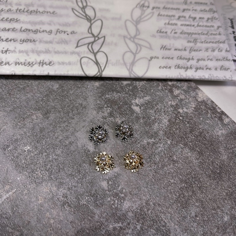 Charm xoay hình bông tuyết