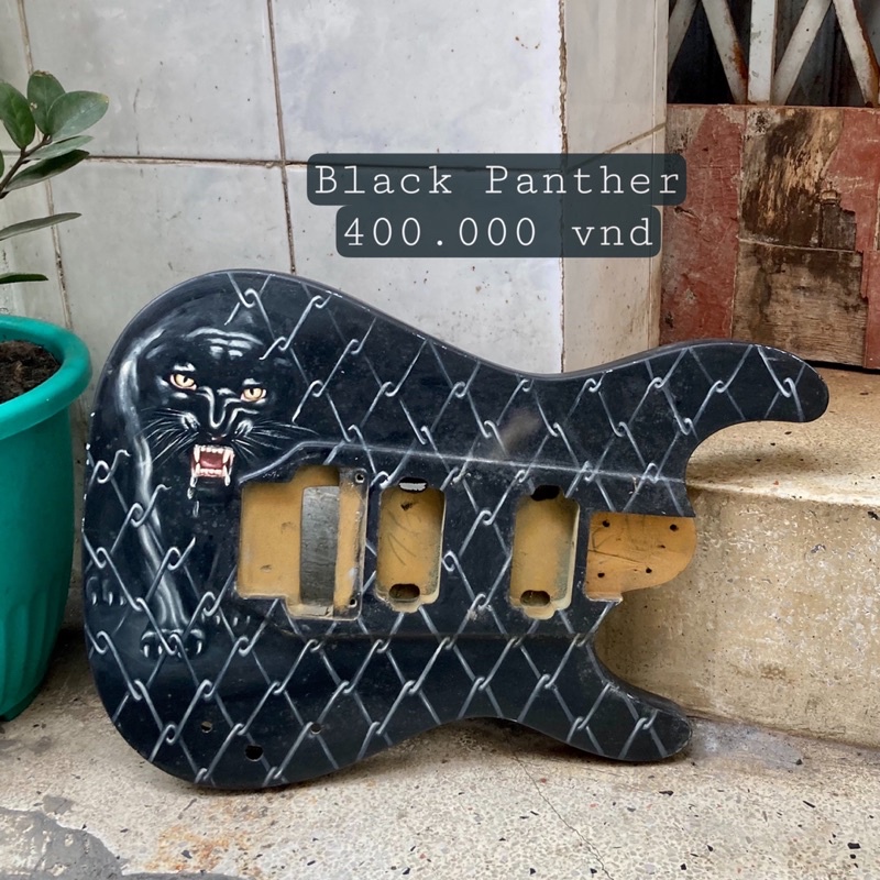 Xác đàn guitar điện, bass dùng decor nghệ thuật.