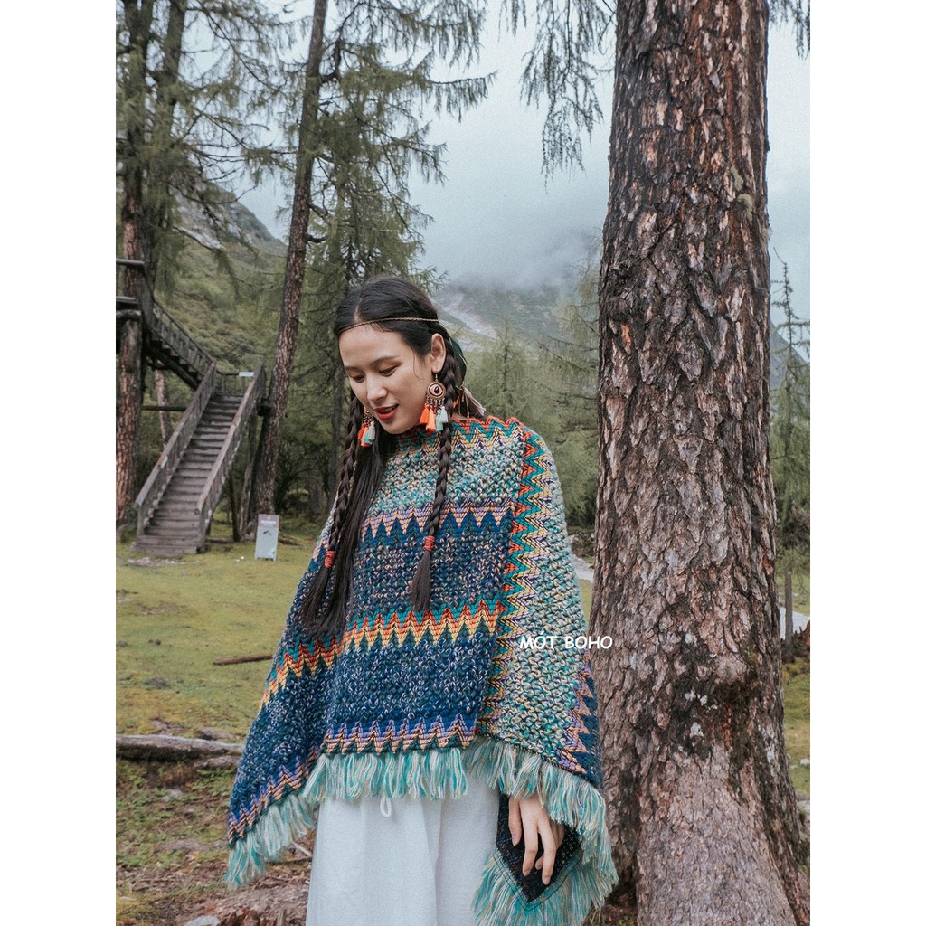 Áo poncho thổ cẩm, tua rua đỏ cam