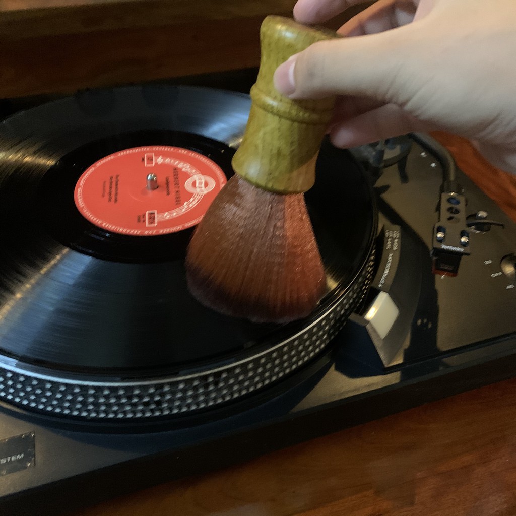 Cọ vệ sinh đĩa than LP đĩa Vinyl Có tính KHỬ TỪ cao , sợi lông mềm mịn quét sạch bụi trong bề mặt đĩa không gây hại LP