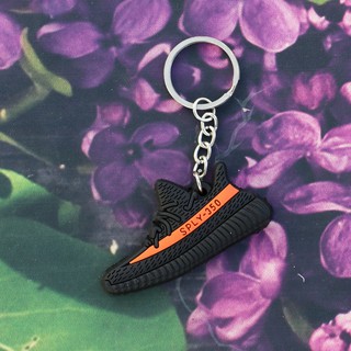 Móc khóa silicone giày yeezy Đen đỏ