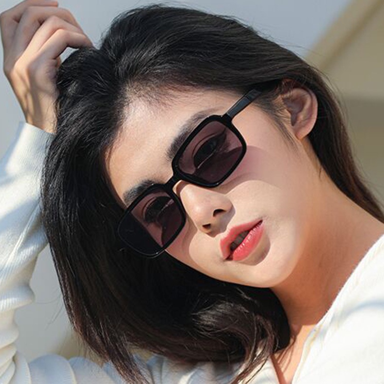 Kính mát gọng vuông nhỏ nhắn thời trang dành cho nữ