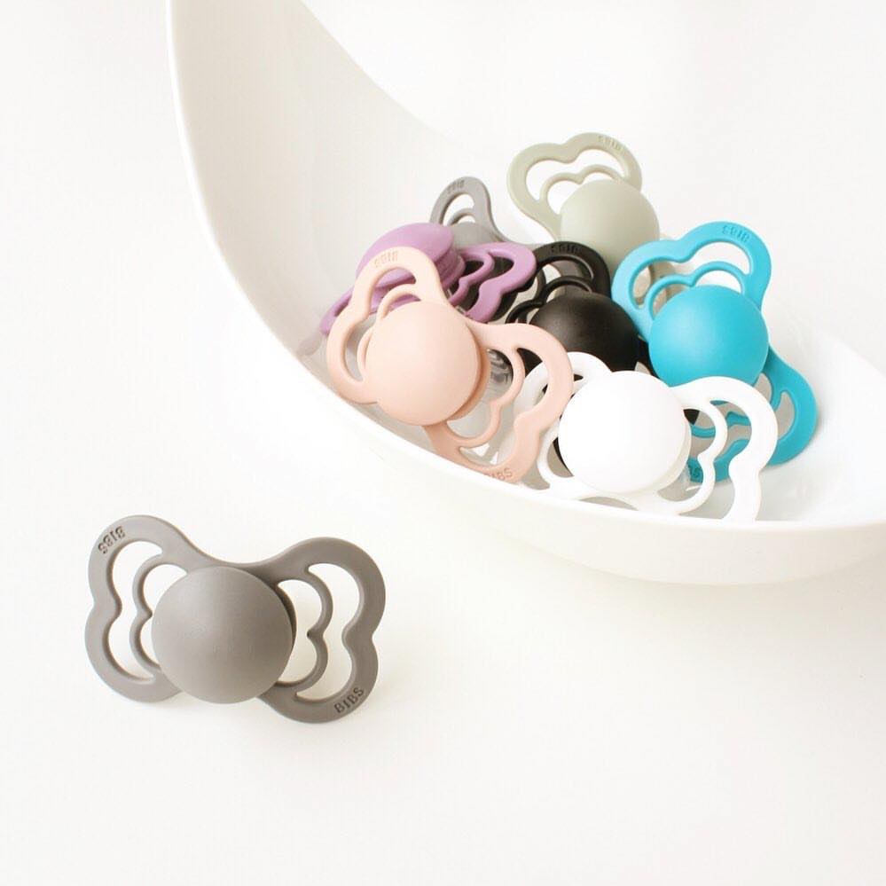 Ty Giả Ty Ngậm Bibs Model SUPREME Cao Su Thiên Nhiên Sản Xuất Tại Đan Mạch Tặng Kèm Hộp Đựng Ty - Giao Màu Ngẫu Nhiên