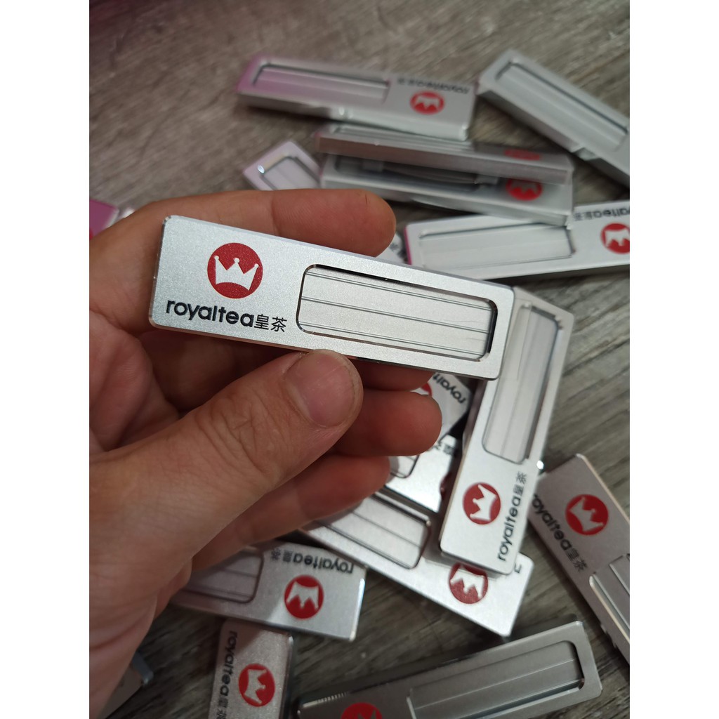 Thẻ thay tên cài áo in UV bền đẹp