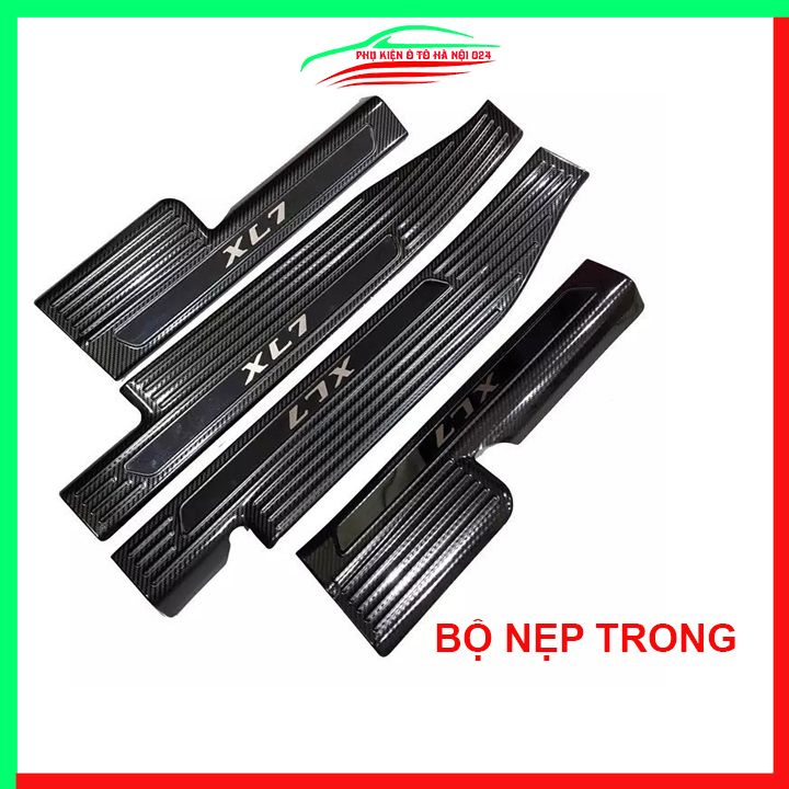 Ốp bậc cửa, nẹp bước chân XL7 2020-2021 vân cacbon chống trầy bảo vệ trang trí xe