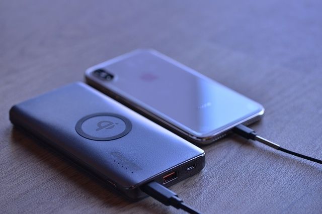 Thần sấm: Pin Sạc Tích Hợp Sạc Không Dây Energizer QE10005CQ - 10,000mAh, QC3.0, USB-C PD 3.0