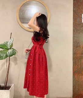 Đầm đỏ chấm bi thắt nơ eo