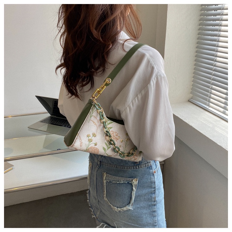 Túi xách nữ kẹp nách họa tiết hoa lá trẻ trung có chuỗi xích trang trí có hai màu trắng và xanh lá