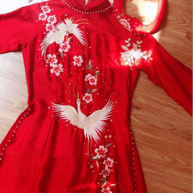 Áo dài gấm trắng, đỏ, hồng thêu 4 tà