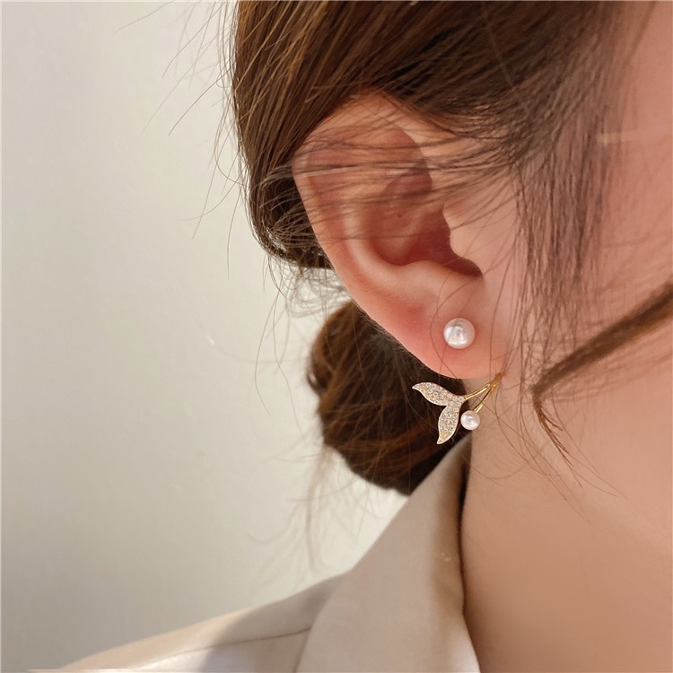 Bông Tai Hình Đuôi Cá Đính Ngọc Trai Sang Trọng Thiết Kế Bất Đối Xứng