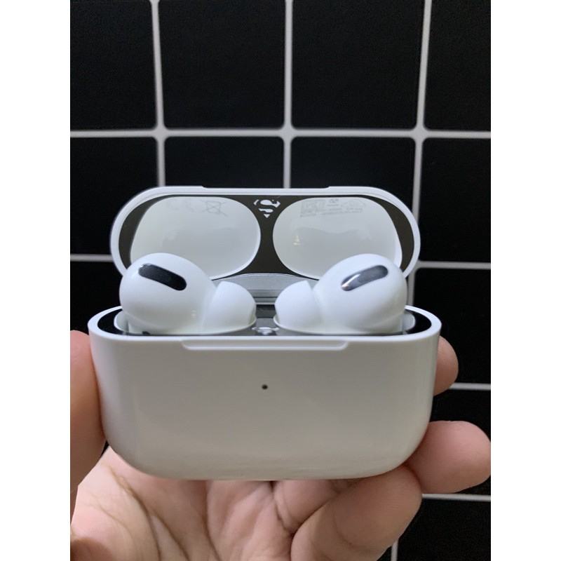 Miếng Dán Kim Loại Nam Châm Chống Bụi Bảo Vệ Tai Nghe AirPods Pro Hình Siêu Nhân MV