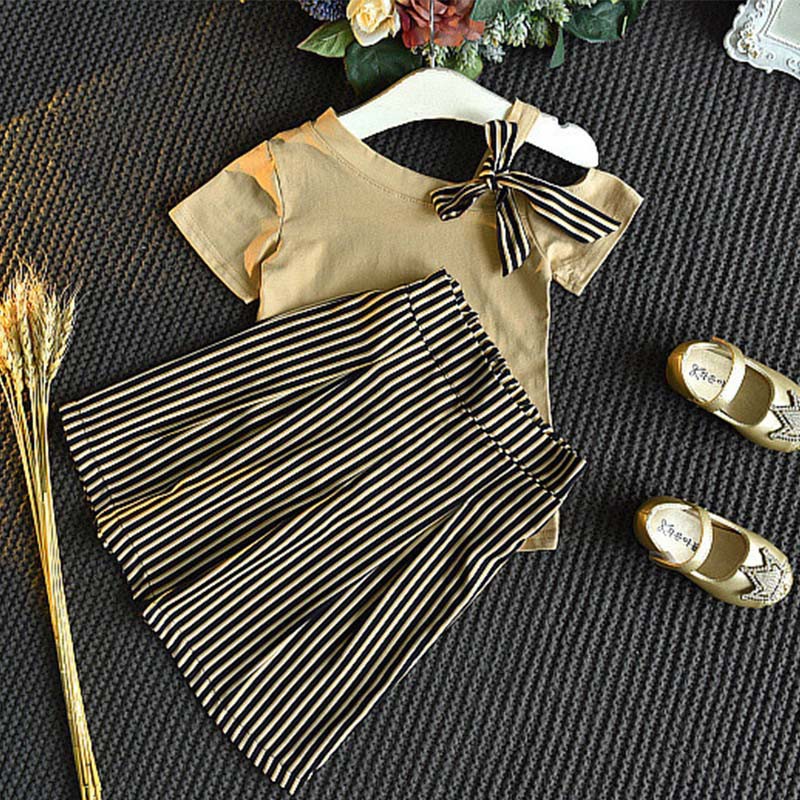 Set áo thun ngắn tay cổ tròn + Quần short jeans lưng cao thời trang cho bé gái