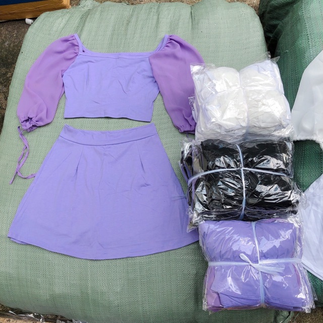 Sét áo croptop tay phồng kèm chân váy ngắn có quần trong | BigBuy360 - bigbuy360.vn