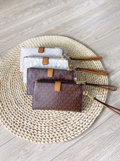 Ví cầm tay Michael Kors - gập