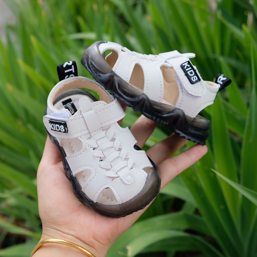 Sandal tập đi cho bé, Dép rọ bé trai bé gái quai dán KIDS chất da PU thoáng khí có chống vấp cho bé từ 0-2 tuổi M8810