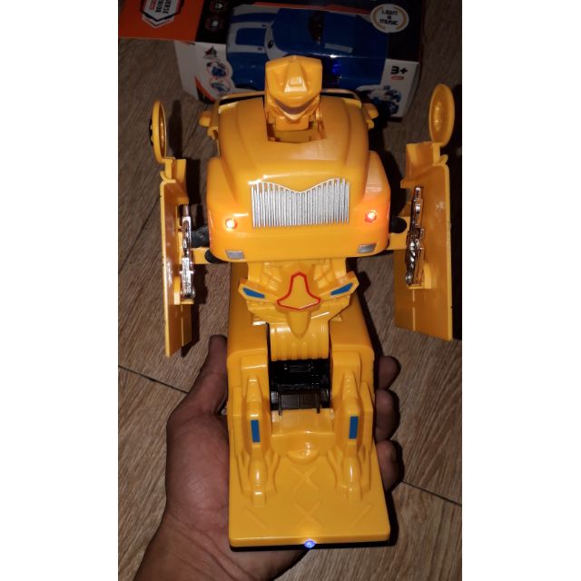 Xe mô hình xe buýt biến thành Robot bằng nhựa có nhạc và đèn Led tặng kèm pin