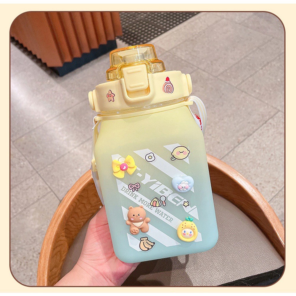 Bình Nước 1.5l❤️FREESHIP❤️Bình Vuông Kèm Dây Đeo Cực Tiện Lợi Kèm Stick Xinh Xắn Dễ Thương