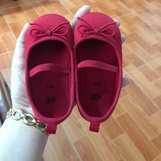 Giầy hm size 20/21 màu đỏ dành cho cac bé xinh yêu. Giầy hm size 20/21 màu đỏ dành cho cac bé xinh yêu. Giầy hm size 20.