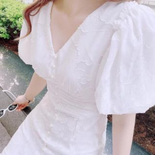ĐẦM TRẮNG CỔ V  REN NỔI