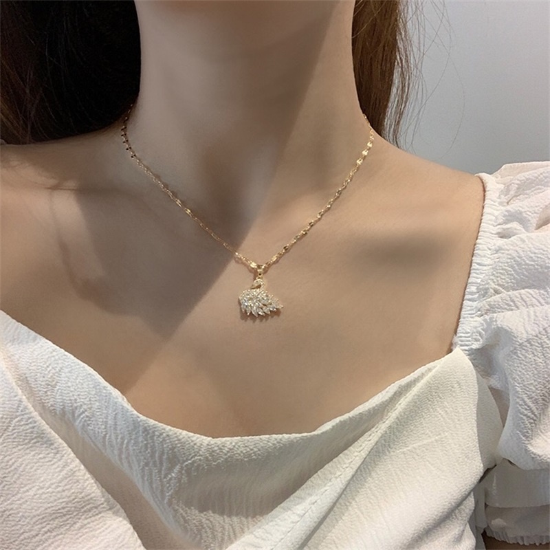 Hàng có sẵn Dây chuyền titan mạ vàng 18K mặt thiên nga dạ quang xu hướng thời trang cho nữ