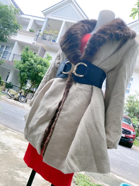 Áo khoát dạ dáng ngắn màu kem cổ phối long