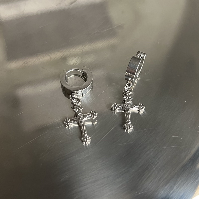 Khuyên tai tròn charm cross