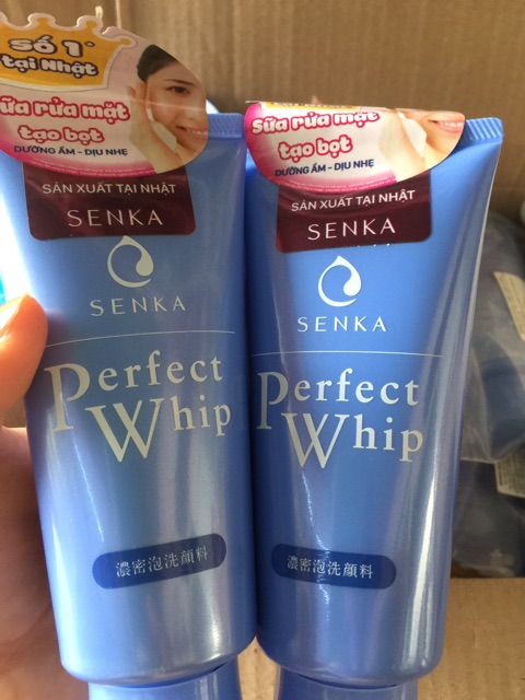 Sửa rửa mặt tạo bọt Senka Perfect Whip