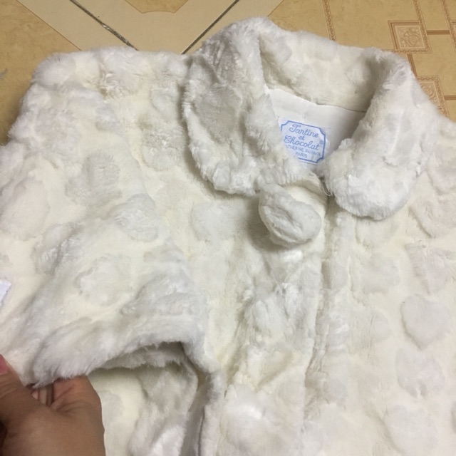 Thanh lý áo choàng lông trắng cho bé gái