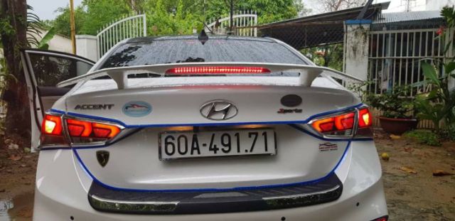 Đuôi gió thể thao có đèn dùng chung :honda civic , honda city cerato , mazda 3 , elantra, .....( hàng mộc chưa sơn)