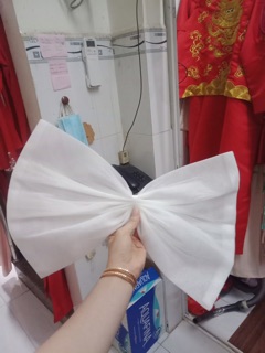 Nơ bản to gắn váy cưới